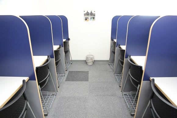 充実の学習環境:自習スペースです。予約不要で入退出自由。テスト対策や受験対策などに取り組もう。