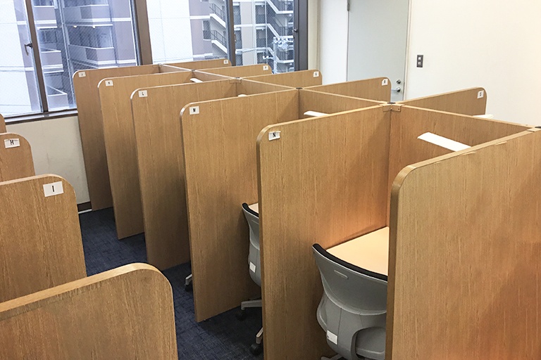 充実の学習環境:自習専用の席が19席あるので、いつ自習に来ても大丈夫です。