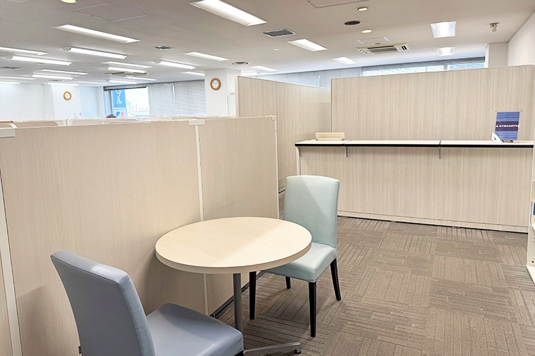 充実の学習環境:オープンな環境のフリースペース。お気軽にご質問・ご相談などをしていただけます。