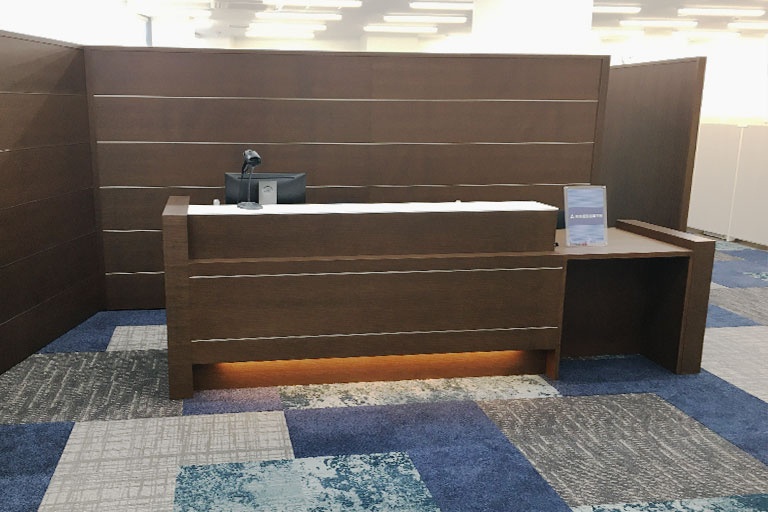 充実の学習環境:教室で何かわからないことがあれば、受付カウンターまでお気軽にご相談ください。