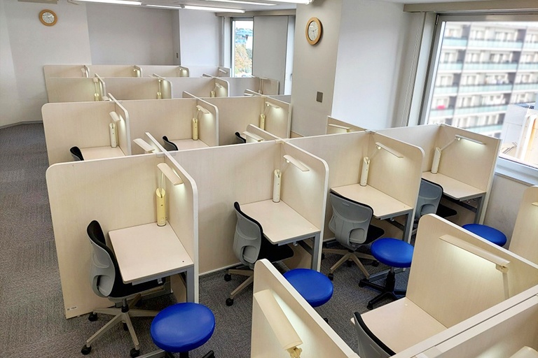 充実の学習環境:集中しやすいようパーテーションで区切られた授業ブース。