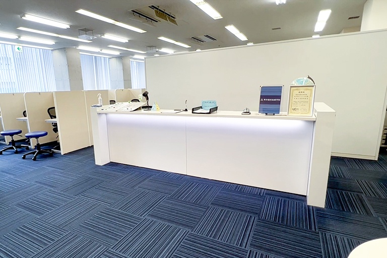 充実の学習環境:開放的な受付カウンター。ご質問・ご相談など、どんな小さなことでもお気軽にお声かけください