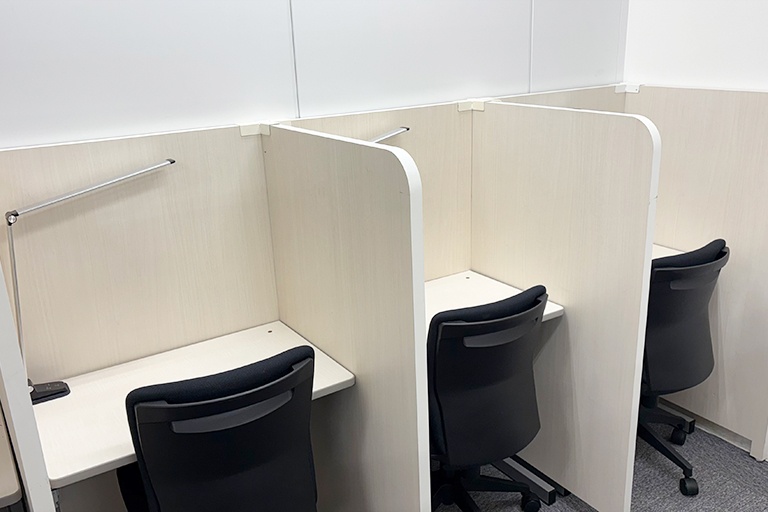 充実の学習環境:無料で使用できる自習席。集中しやすいと評判です。