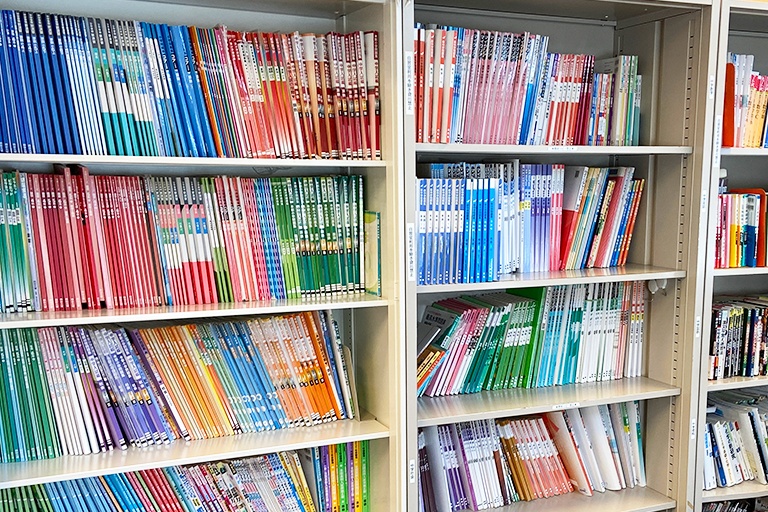 充実の学習環境:対応テキストは十分な種類・量を準備。お子さまの課題や目標に合わせて対応しています。