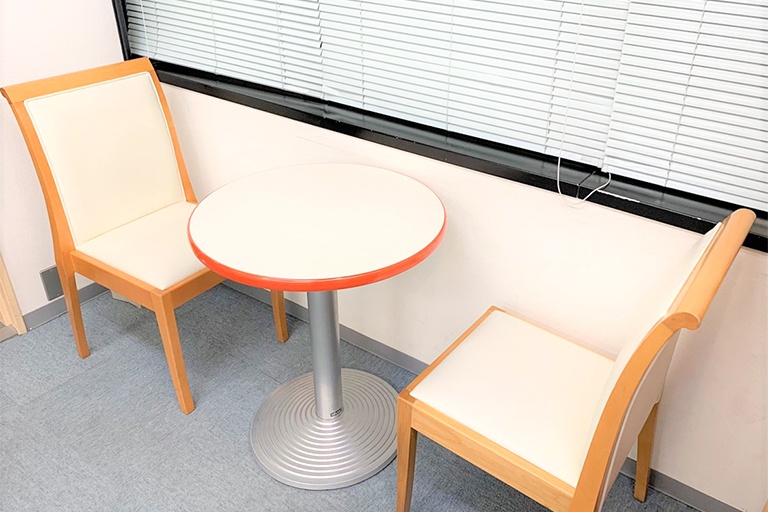 充実の学習環境:ちょっとした相談・質問をしやすいスペース。質問や相談はこちらで解決することができます。