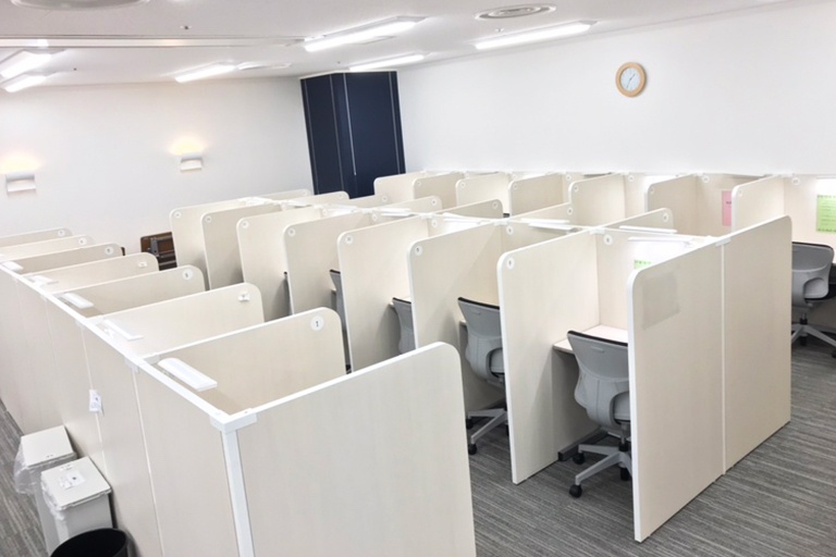 充実の学習環境:無料で使用できる自習席。集中しやすいと評判です。