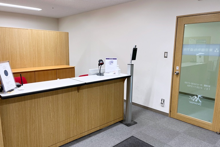 充実の学習環境:教室で何かわからないことがあれば、受付カウンターまでお気軽にご相談ください。