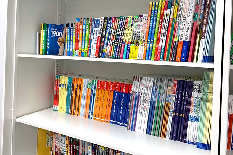 充実の学習環境:対応テキストは十分な種類・量を準備。お子さまの課題や目標に合わせて対応しています。