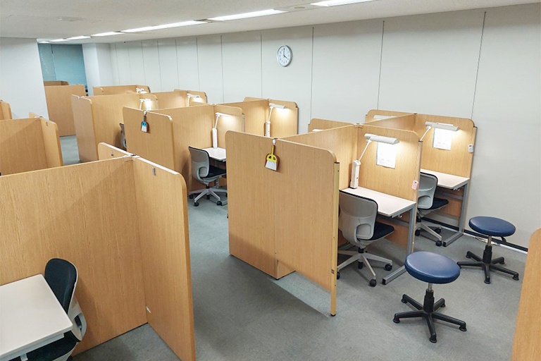 充実の学習環境:パーテーションで区切られた集中しやすいブースでレッスン。