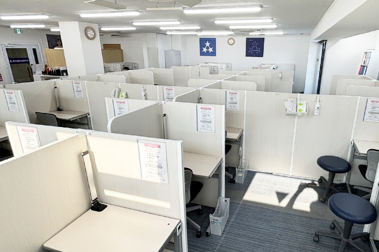 充実の学習環境:パーテーションで1人ずつ区切られているので、自分の勉強に集中できます。