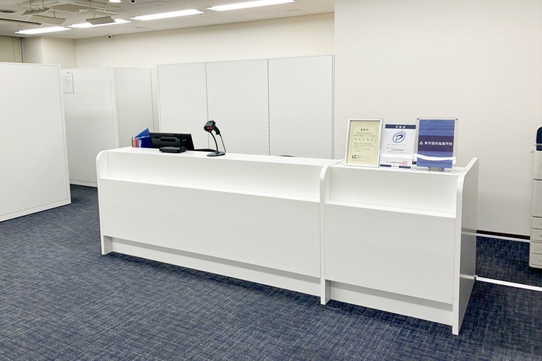 充実の学習環境:教室で何かわからないことがあれば、受付カウンターまでお気軽にご相談ください。