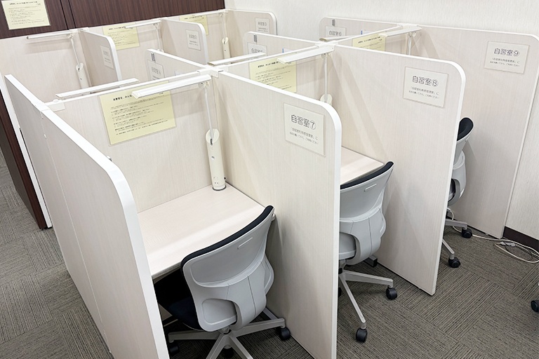 充実の学習環境:自習スペースは1人ひとり区切られた設計。しっかりと自分の勉強に集中できます!