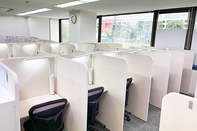 充実の学習環境:自習スペースは1人ひとり区切られた設計。しっかりと自分の勉強に集中できます!