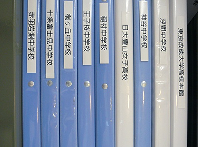 充実の学習環境:赤羽教室では、近隣学校の定期テストや学校情報を把握。最適な指導につなげています。