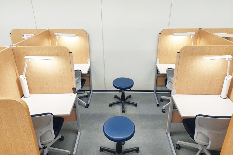 授業は先生1名につき生徒2名までの個別指導。きめ細かな指導で着実に力を伸ばします。