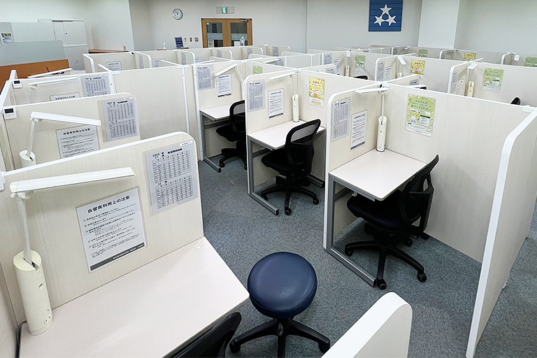 充実の学習環境:静かで集中しやすい自習スペース。