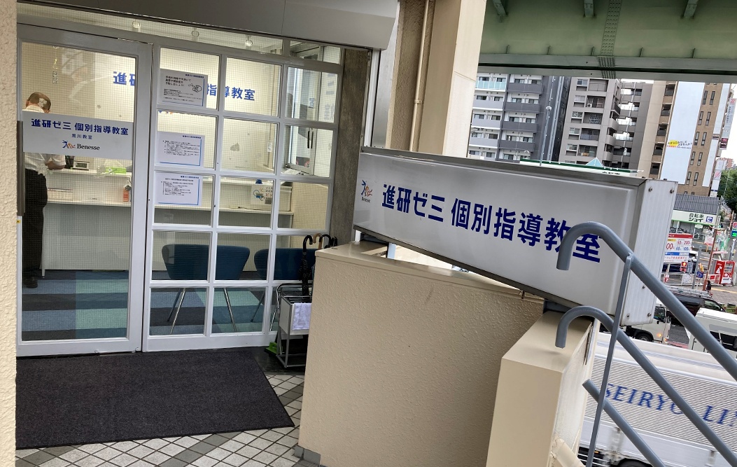 充実の学習環境:EVを降りてすぐが入り口です。ご来室をお待ちしております。