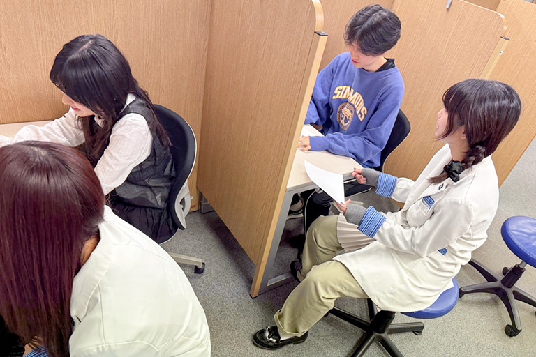 充実の学習環境:授業は講師1名につき生徒2名までの個別指導。きめ細かな指導で着実に力を伸ばします。