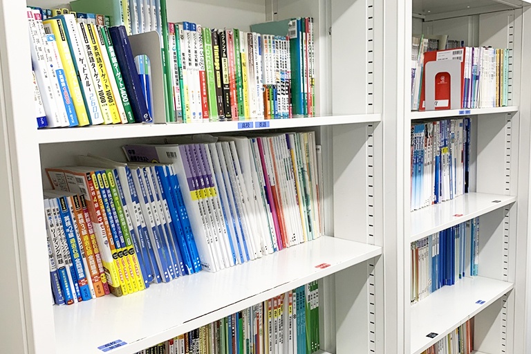 充実の学習環境:対応テキストは50種類以上。お子さまに合ったものを選定し、担当講師がサポート。