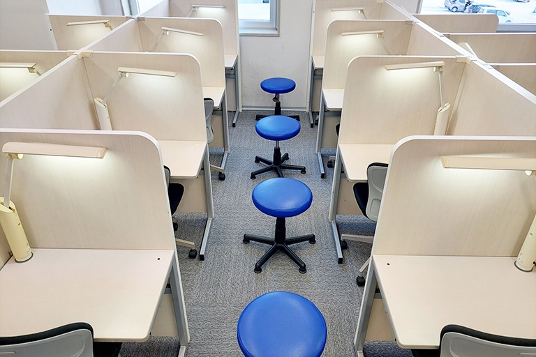 充実の学習環境:授業は講師1名につき生徒2名までの個別指導。きめ細かな指導で着実に力を伸ばします。