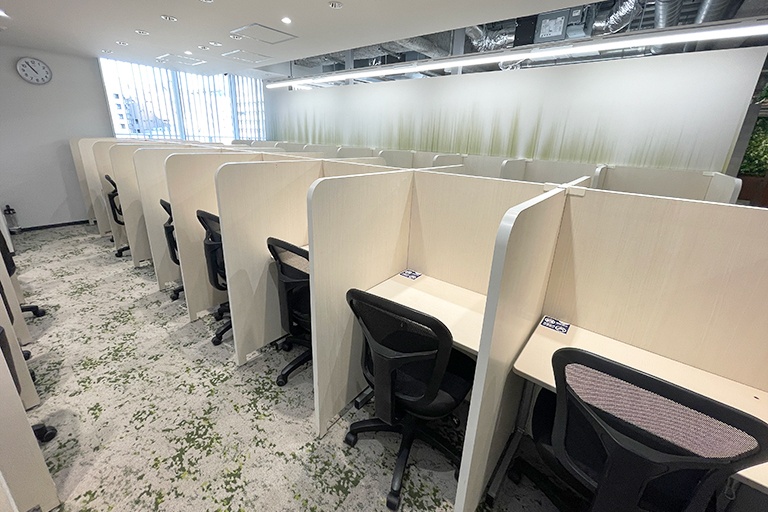 充実の学習環境:自習スペースは1人ひとり区切られた設計。しっかりと自分の勉強に集中できます!