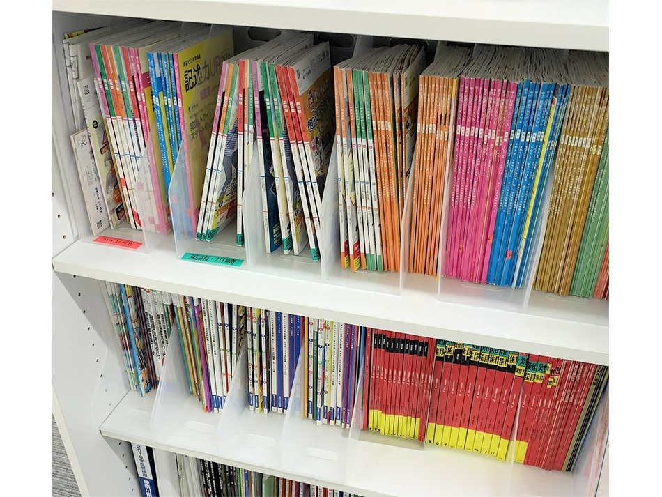 充実の学習環境:教材は進研ゼミを中心に参考書・ドリルを用意しています。他の学年の進研ゼミもあるので「さかのぼり学習」「先取学習」にも向いています。