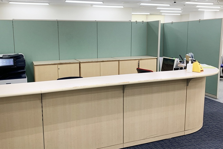 充実の学習環境:開放的な受付カウンター。ご質問・ご相談など、どんな小さなことでもお気軽にお声かけください