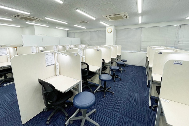 充実の学習環境:自習ブース。生徒のみなさまが勉強に集中しやすい環境が整っております。開講時間内でしたら自習席はいつでもご利用いただけます。