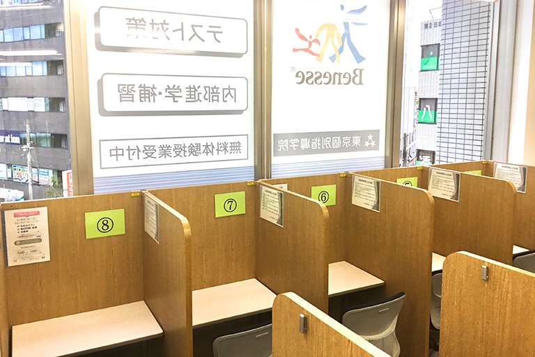 充実の学習環境:自習スペースは1人ひとり区切られた設計。しっかりと自分の勉強に集中できます!
