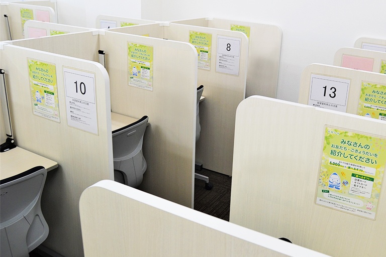 充実の学習環境:パーソナルに区切られた自習席。集中しやすいとご好評いただいています。