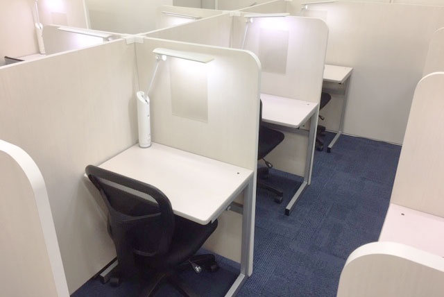 充実の学習環境:集中しやすいようパーテーションで区切られた授業ブース。