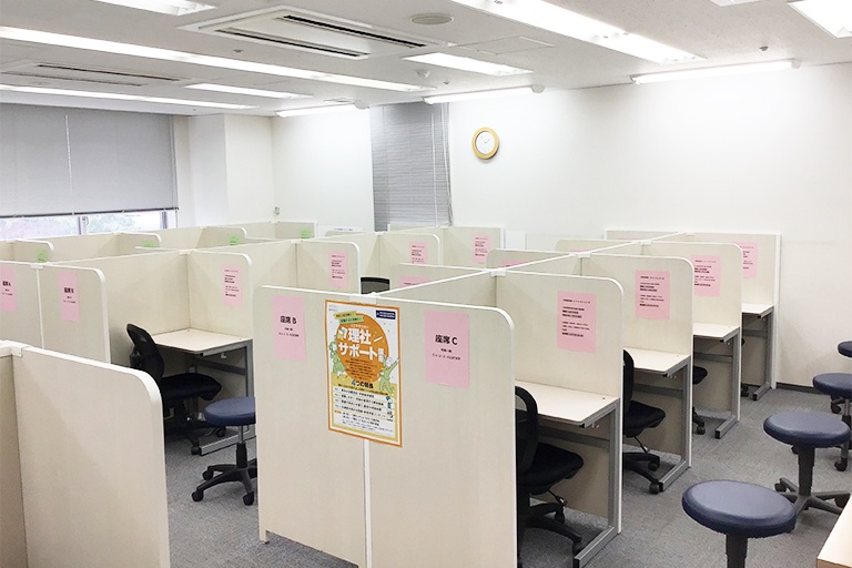 充実の学習環境:広々とした個別指導スペース。講師が常に隣いるので気軽に質問が可能です。