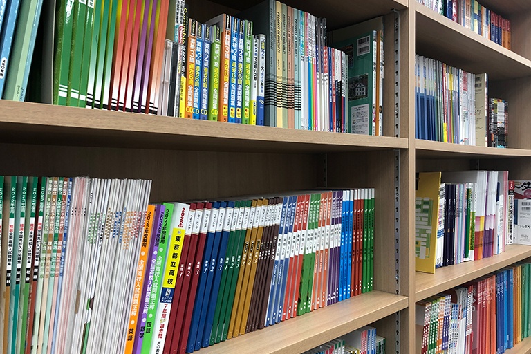 充実の学習環境:対応テキストは十分な種類・量を準備。金町周辺の学校でお使いの教科書も対応可能です。
