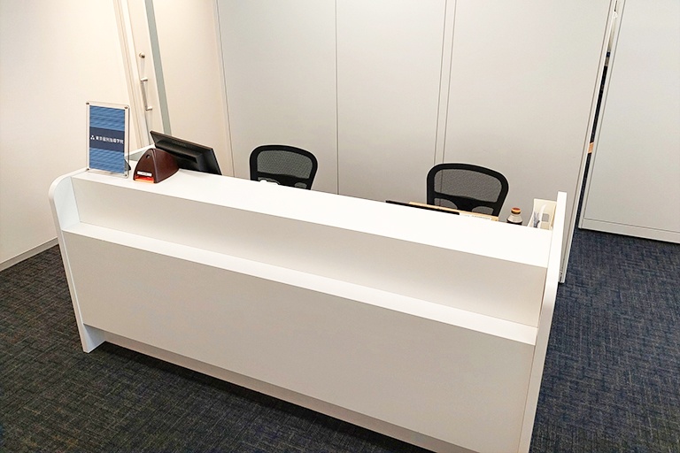 充実の学習環境:教室で何かわからないことがあれば、受付カウンターまでお気軽にご相談ください。