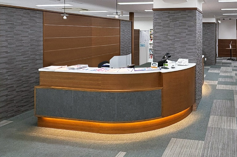 充実の学習環境:開放的な受付カウンター。ご質問・ご相談など、どんな小さなことでもお気軽にお声かけください