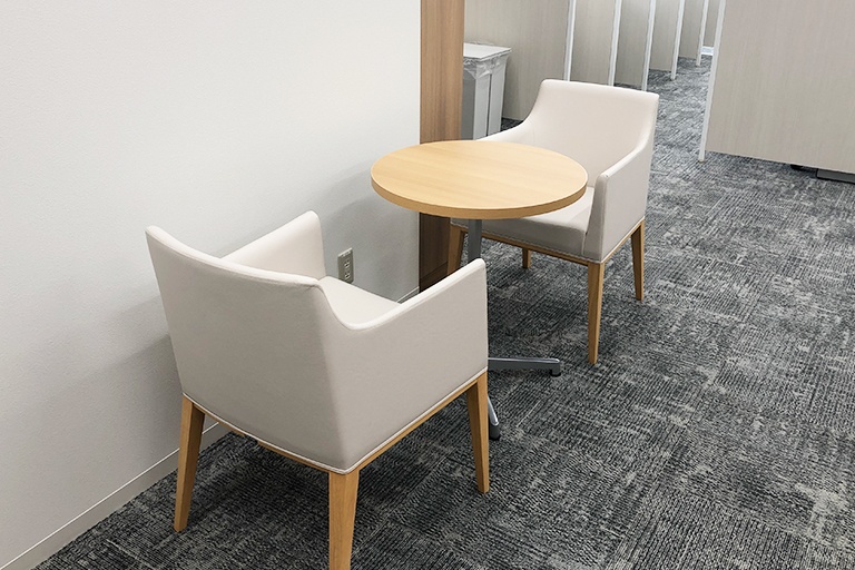 充実の学習環境:オープンな環境のフリースペース。お気軽にご質問・ご相談などをしていただけます。