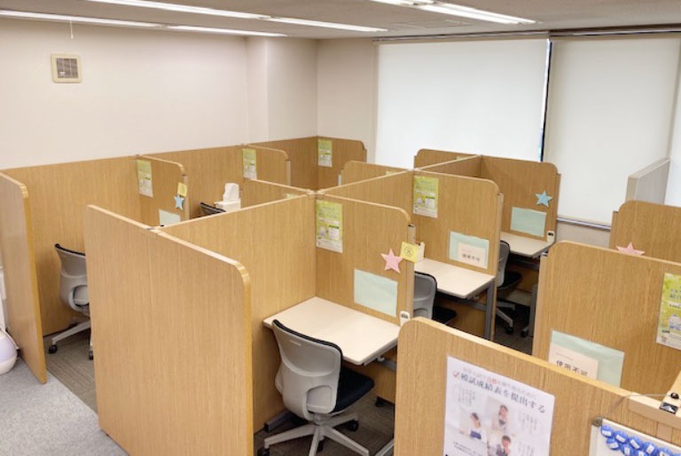 充実の学習環境:個別指導ブース。演習中も講師がいつも隣にいて、質問がしやすい環境です。