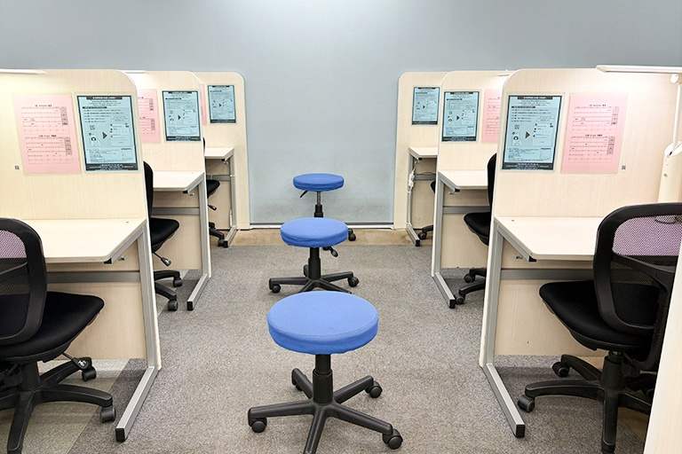 充実の学習環境:授業は講師1名につき生徒2名までの個別指導。きめ細かな指導で着実に力を伸ばします。