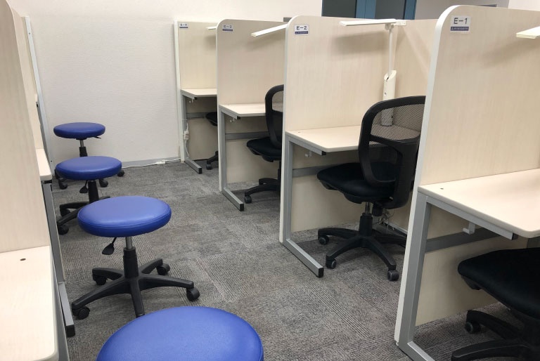 充実の学習環境:個別指導ブース。演習中も講師がいつも隣にいて、質問がしやすい環境です。