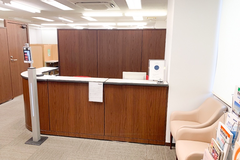 充実の学習環境:教室で何かわからないことがあれば、受付カウンターまでお気軽にご相談ください。