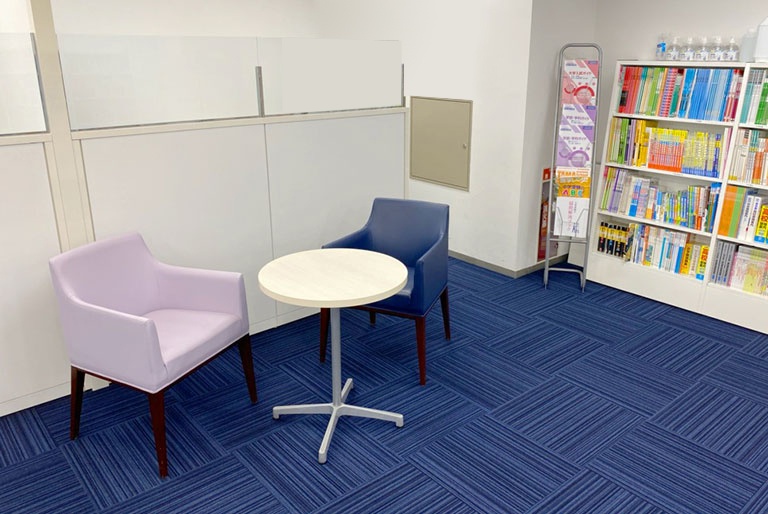 充実の学習環境:オープンな環境のフリースペース。お気軽にご質問・ご相談などをしていただけます。