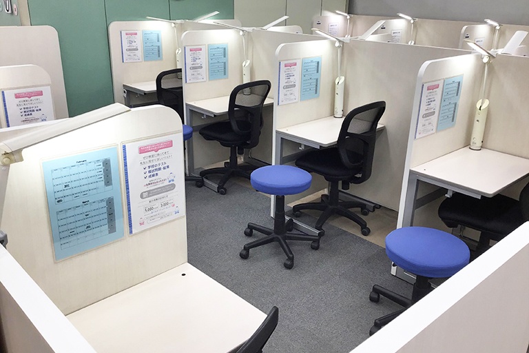 充実の学習環境:授業ブースはパーテーションや照度にもこだわり、学びたくなる学習環境を整えています。