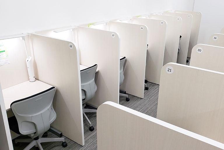 充実の学習環境:パーソナルに区切られた自習席。集中しやすいとご好評いただいています。