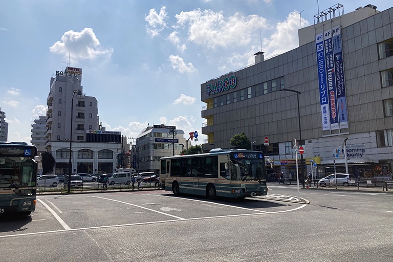 充実の学習環境:アクセス案内②:ロータリーに出て右手にある「ひばりが丘PARCO」がある通りを駅を背に直進します。