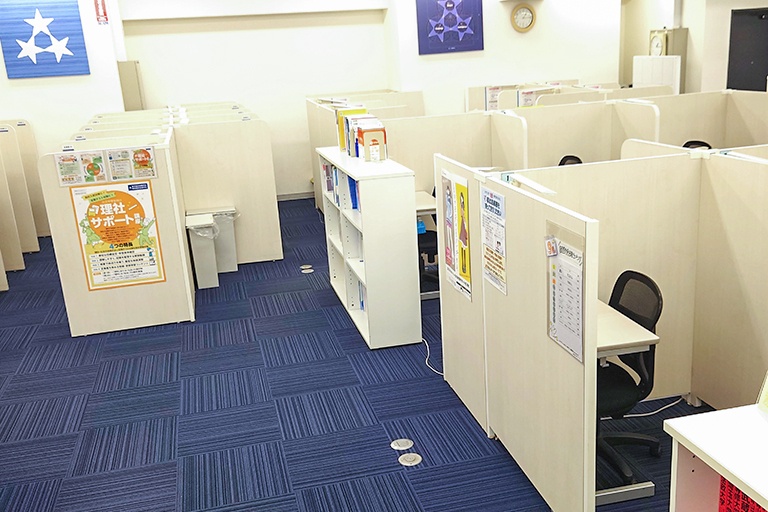 充実の学習環境:広々としたエントランス。出迎え・見送りの時間帯は活気があります。