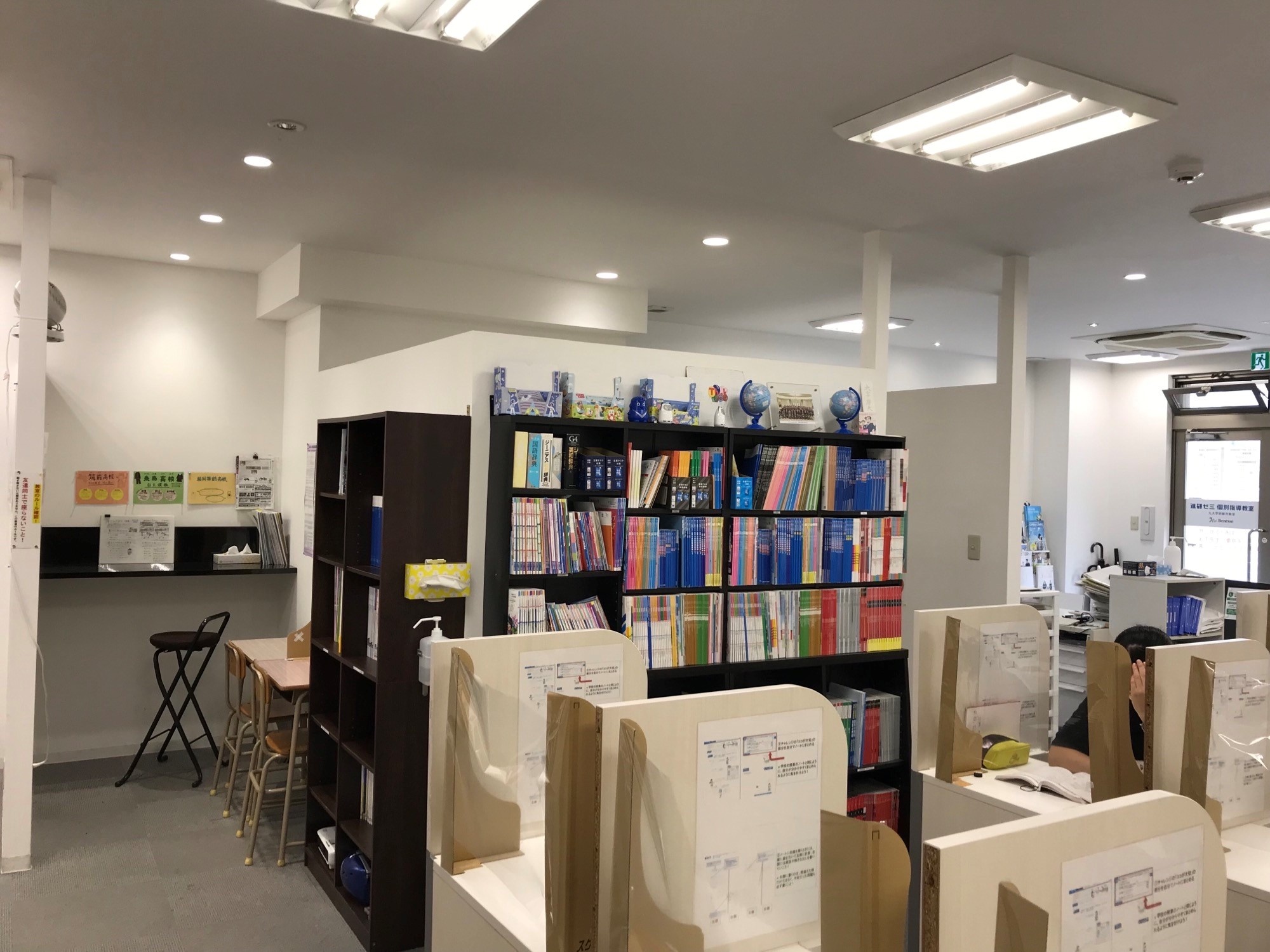 充実の学習環境:進研ゼミをはじめとした教材、受験情報誌も充実。