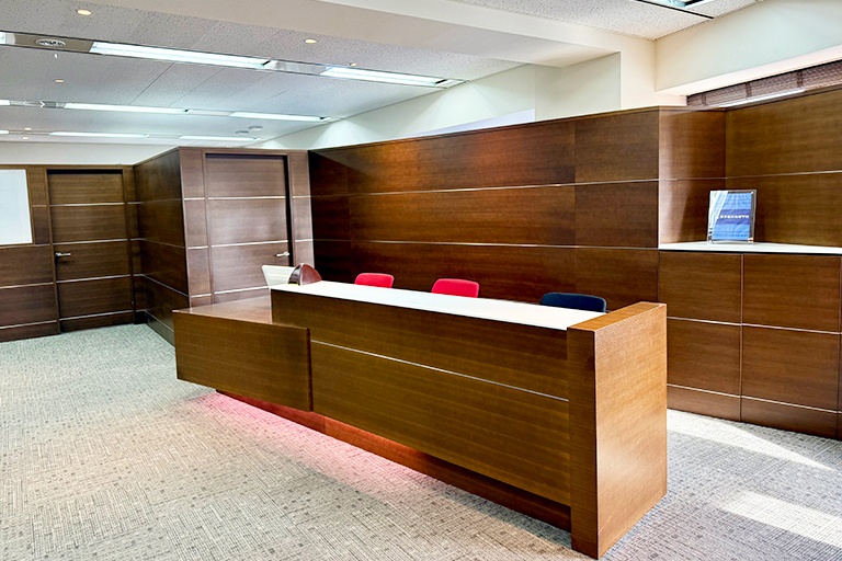 充実の学習環境:明るくて広いエントランス。自習している際に質問があればいつでもお声がけください!