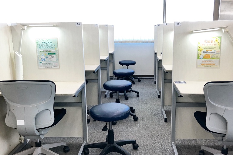 充実の学習環境:個別指導ブース。演習中も講師がいつも隣にいて、質問がしやすい環境です。