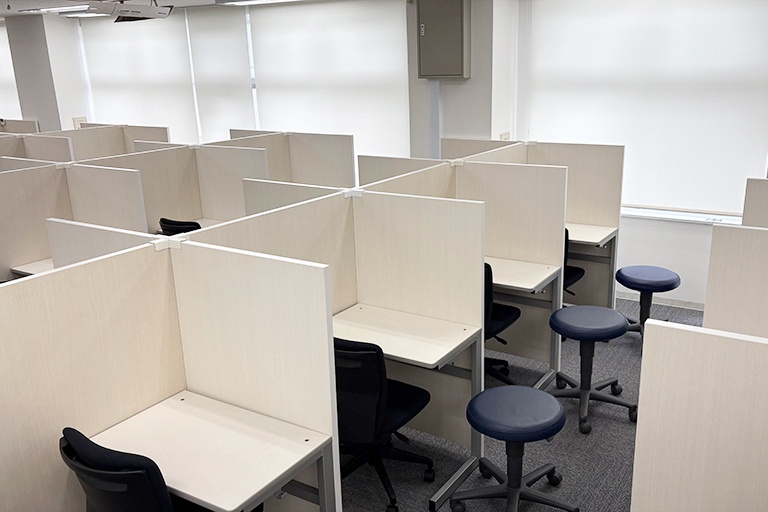 充実の学習環境:個別指導ブース。演習中も先生がいつも隣にいて、質問がしやすい環境です。