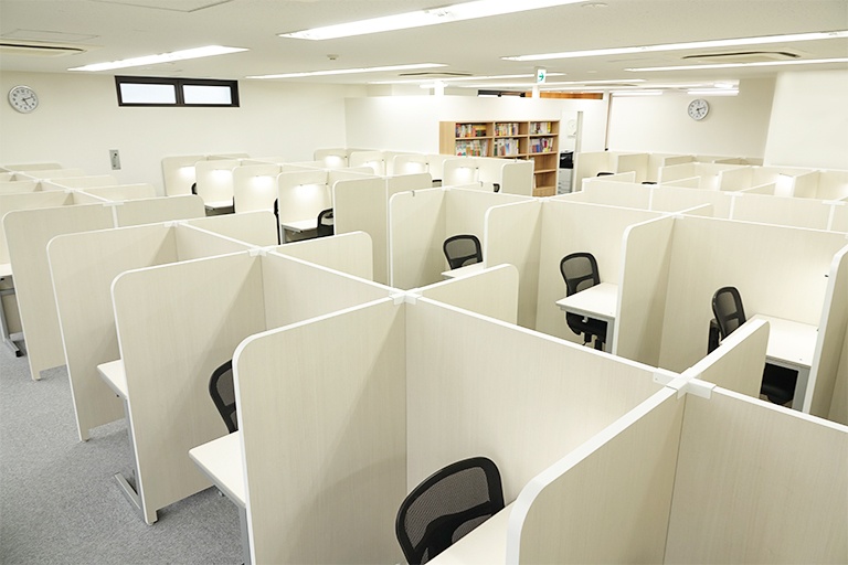 充実の学習環境:集中しやすいようパーテーションで区切られた授業ブース。